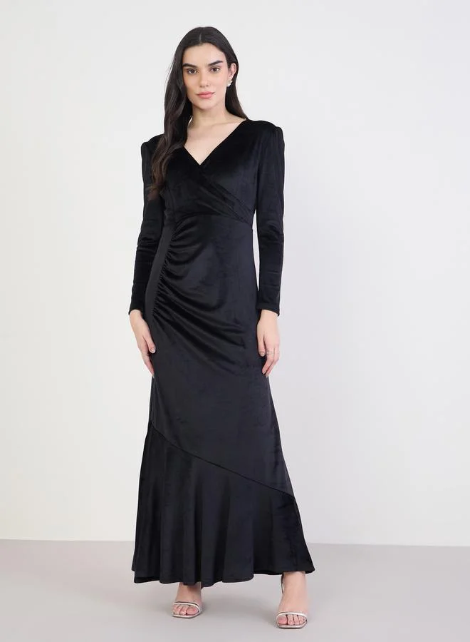 ستايلي فستان طويل مخملي بنمط لف